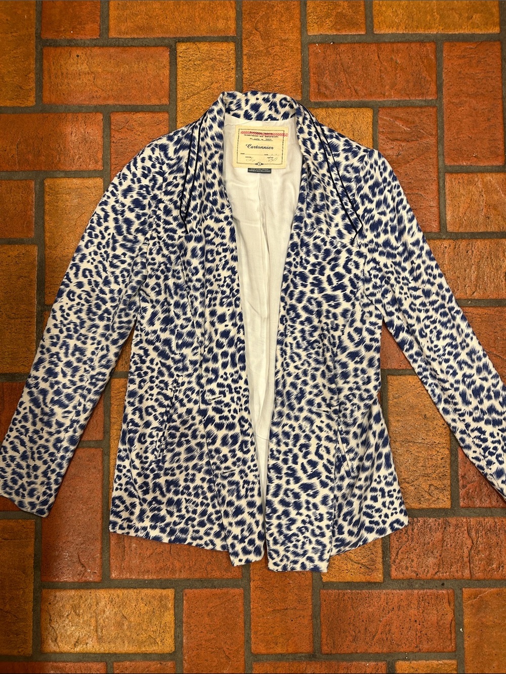 Cartonnier White and Blue Leopard Print button Blazer